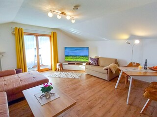 Wohnzimmer mit viel Platz und TV