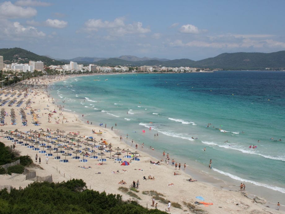 wunderschoener strand von cala millor