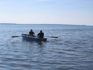 Mit dem Boot rudern und angeln