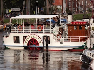 Raddampfer im Hafen Caro