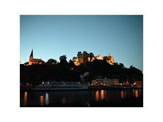 Die Saarburg in der Abenddämmerung