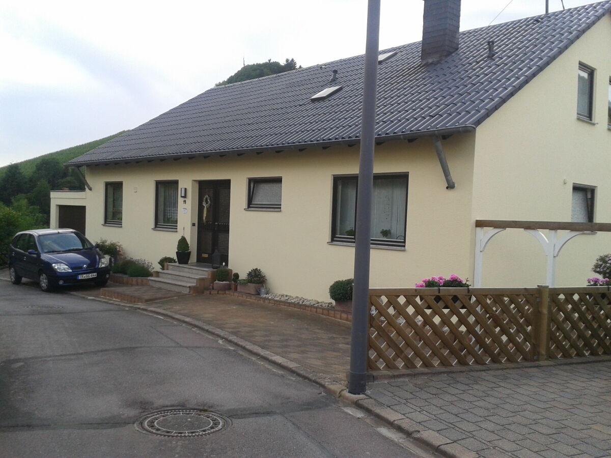 Strassenansicht Haus Burgweg 14 mit Parkplatz