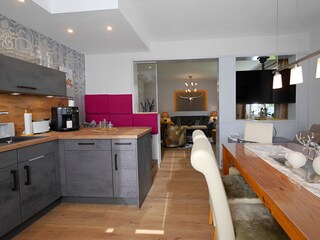 Fewo Waldpfad - moderne Küche mit großem Essbereich