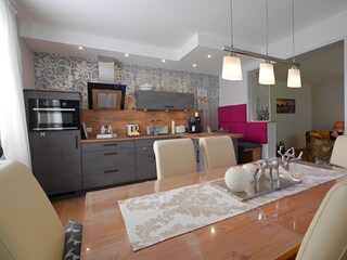 Fewo Waldpfad - moderne Küche mit Essbereich