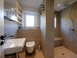 WanderLodge - Duschbad 2 mit Duschbank