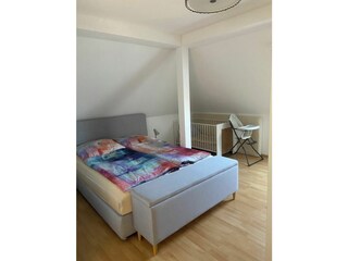 Bequemes Doppelbett mit Babybett