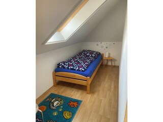 Einzelbett im OG-im separaten Bereich