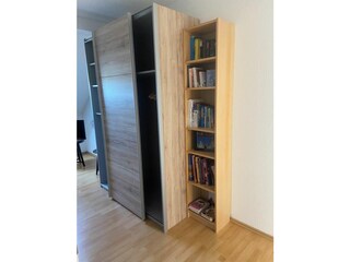 Kleiderschrank und Bücherregal