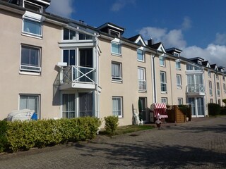 Hausansicht mit Terrasse ( vorn hinter der Hecke)