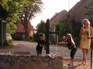 Kinder am Brunnen