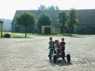 Kettcar auf dem Hof
