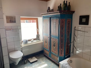 Ein Schrank von 1848 im Bad