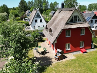 Blick auf die Terrasse inkl. hochwertigem Strandkorb