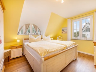 Schlafzimmer 1 mit großem Doppelbett