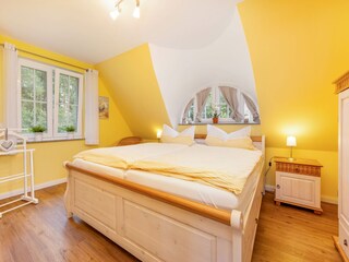 Schlafzimmer 2 mit großem Doppelbett