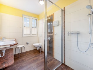 Badezimmer 1 im Erdgeschoss mit Zugang zur Sauna