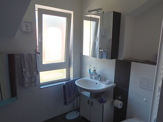Badezimmer mit Wanne/Dusche und Ausblick