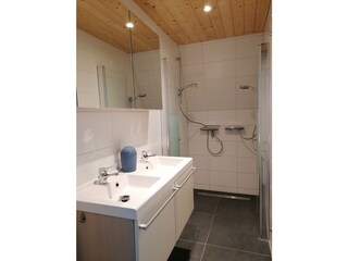badkamer met dubbele douche