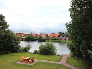 Grünanlage mit Steg am See