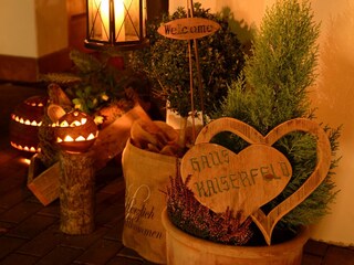 Vor dem Gästeeingang