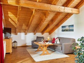 Wohnzimmer mit Ausziehcouch, Smart-TV u. HiFi-Anlage