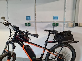 In der Garage gibts Saft für Ihre E-Bikes