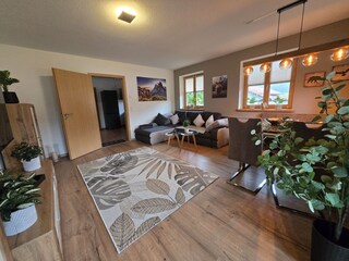 Wohn- und Esszimmerbereich mit Blick zur Küche