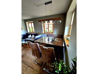 Esszimmerbereich mit wunderschönem Holztisch/Glasplatte