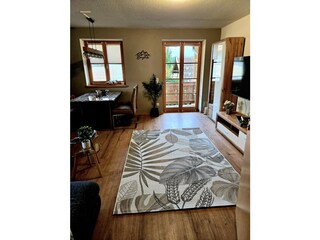 Wohnzimmerbereich mit Blick zur Balkontür