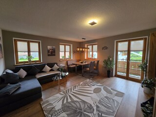 Übersicht Wohn-Essbereich, Zugang Balkon