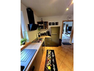 Küchenzeile mit Blick zum Wohn-Essbereich