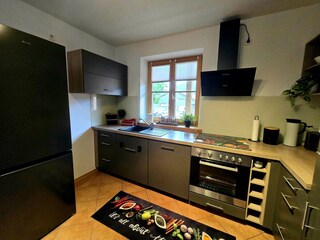 Küchenzeile mit großer Kühl-Gefrierkombination