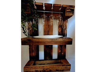 kleines Weinregal direkt im Küchenbereich