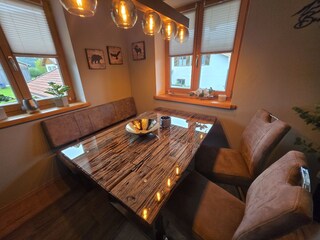 gemütl. Essbereich mit Sitzbank u. designtem Esstisch