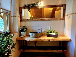 großes Badezimmer (oberes Stockwerk), Steinwaschbecken