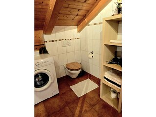 großes Badezimmer mit Waschmaschine