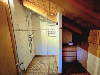 Badezimmer Dusche und Nische als Stauraum