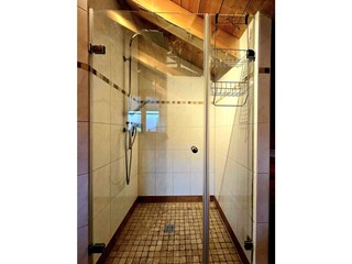 ebenerdige Dusche mit Glastüre im oberen Badezimmer