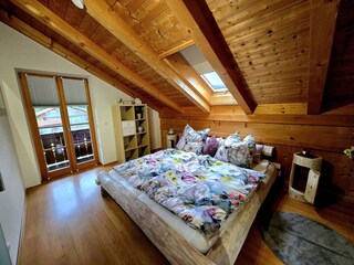 Schlafzimmer mit Dachfenster und Zugang z. Balkon