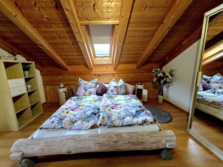 Schlafzimmer m. viel Stauraum; originelle Nachtkästchen
