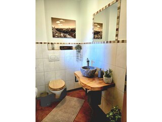 Gäste -WC mit hochwertigem Steinwaschbecken