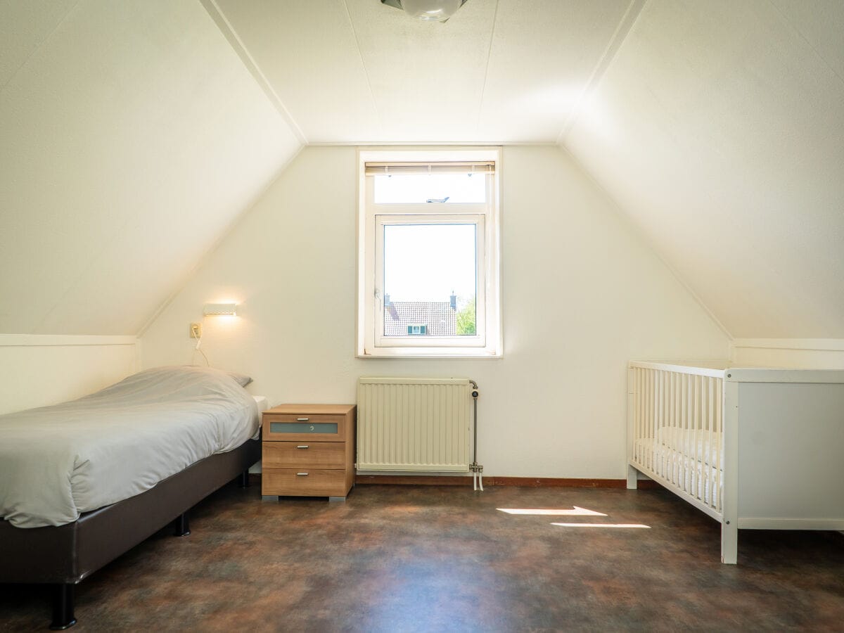 Schlafzimmer Obergeschoss mit Kinderbett