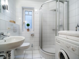Bad mit Dusche und Waschmaschine