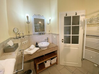 Badezimmer in Marmor und Granit