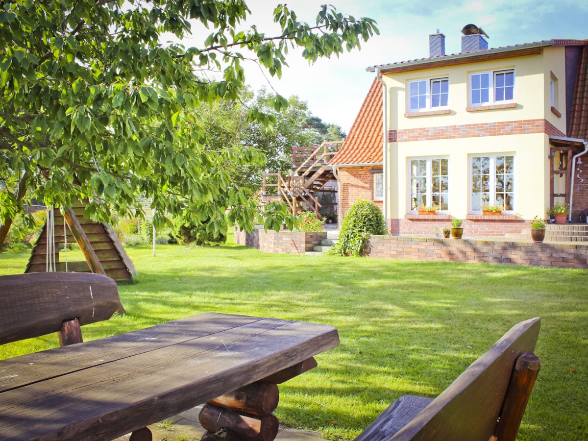 Eingangsbereich Blick vom Garten mit Terrasse