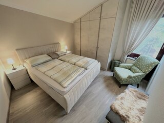 Elterschlafzimmer mit neue Moebel und Rollos