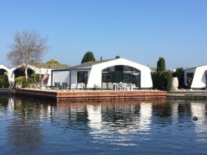 Bungalow aan het water