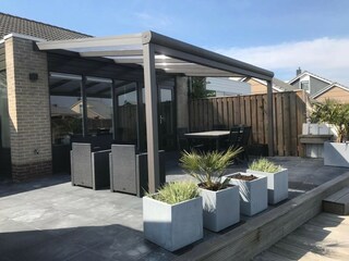 Ueberdachung mit Gartenmoebeln
