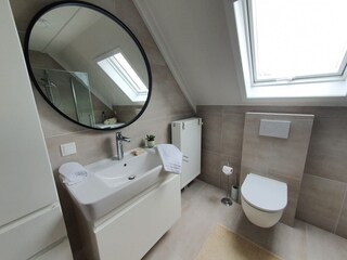 Badezimmer mit WC und Dachfenster