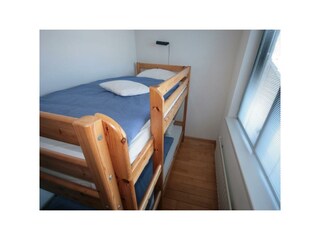 Etagenbett im kleinen Schlafzimmer